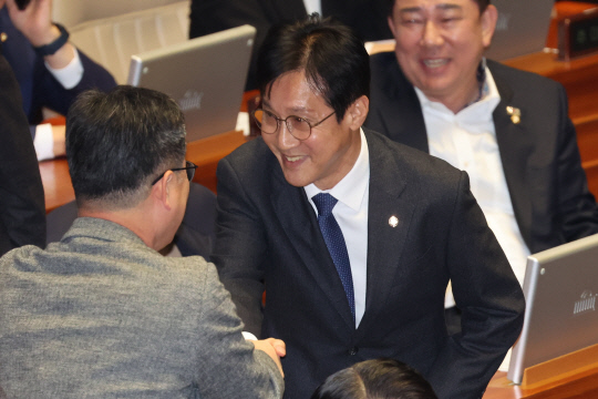 지난 28일 오후 국회 본회의에서 신영대 더불어민주당 의원이 자신의 체포동의안에 대한 표결을 앞두고 신상발언을 마친 뒤 의원들과 악수하고 있다. 연합뉴스